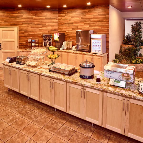 breakfast-serving-area-at-livinn-hotel-sharonville